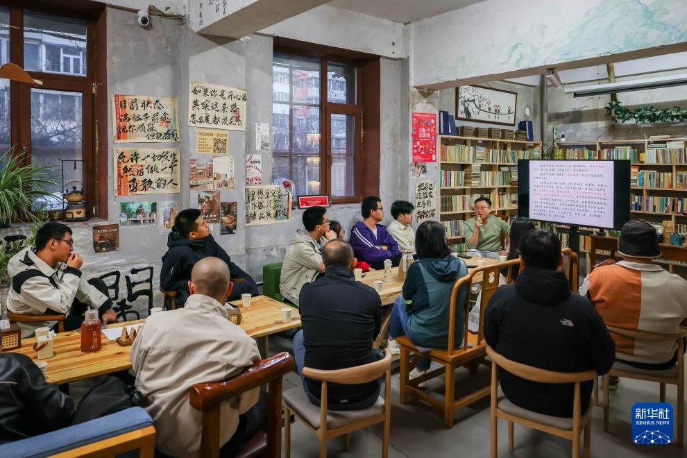 图片故事丨当旧书店遇上“主理人”：纸页虽旧，但通往未来的路常新