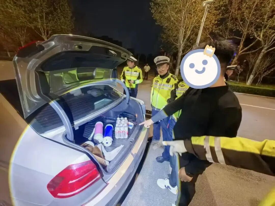 山东诸城警方夜查查出车内吸食“笑气”案