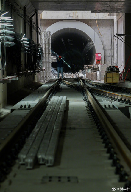 上海首条穿越长江轨道线轨道贯通