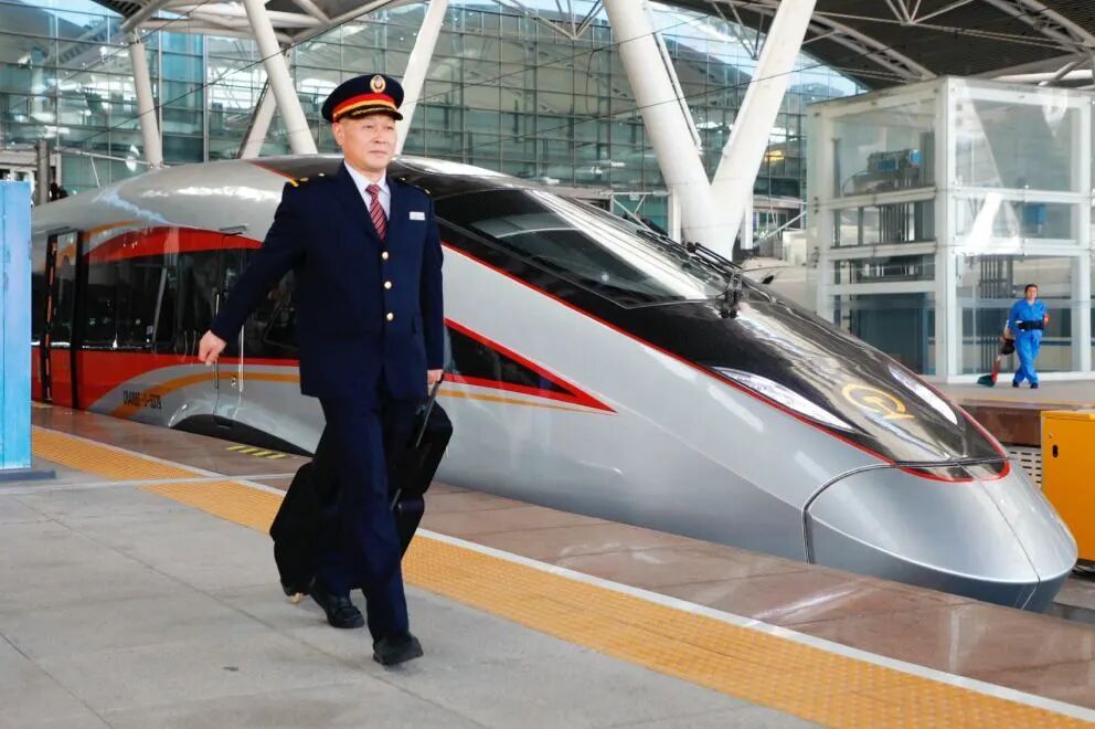 11位初代高铁司机，已拿下“500万”！