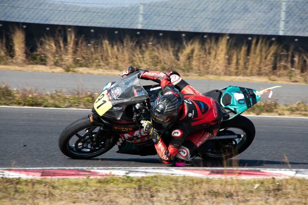 “张雪是张雪，我是我！”17岁湖南机车少年将参加摩托车赛，求媒体报道帮他越走越远，有信心让记者拍到自己获得冠军的一刻