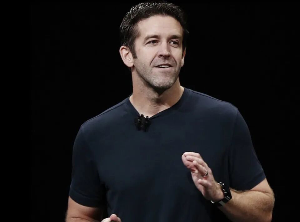 苹果宣布换帅 约翰·特纳斯接棒 库克任职15年间苹果市值增长24倍 年收入破4000亿美元