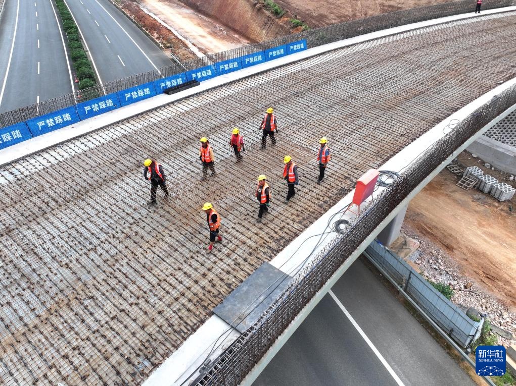 广西：柳覃高速春日施工忙