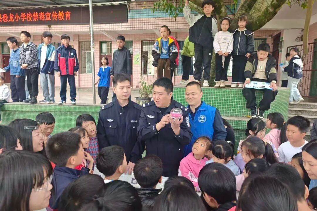 学以致用！小学生慧眼识毒，获警察叔叔点赞！