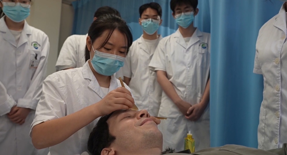 遇见中国丨诵诗词、学中医……看德国青年如何沉浸式体验中国文化之美