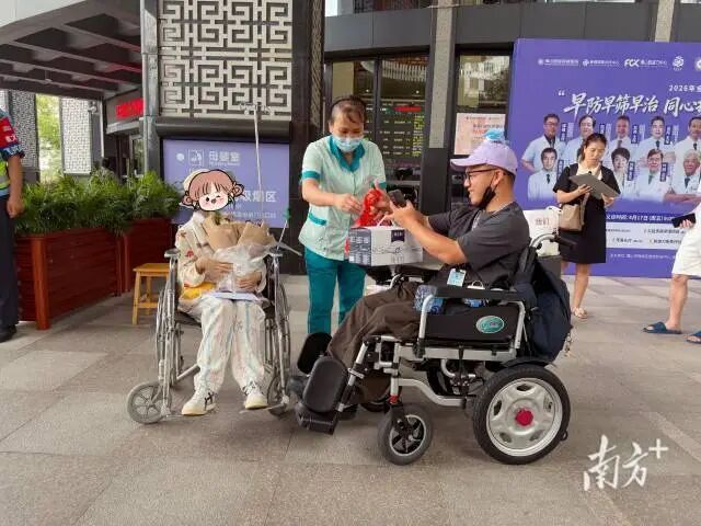 “坐在病床旁陪我两小时”：一张特殊“跑腿单”发出后