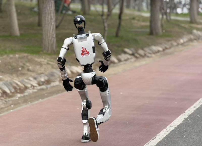 机器人为啥要跑马拉松？想跑得快能不能装个轮子？来自机器人团队的故事——