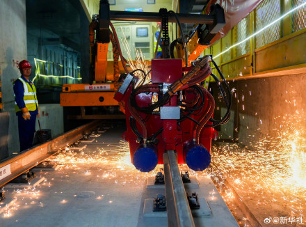 上海首条穿越长江轨道线轨道贯通