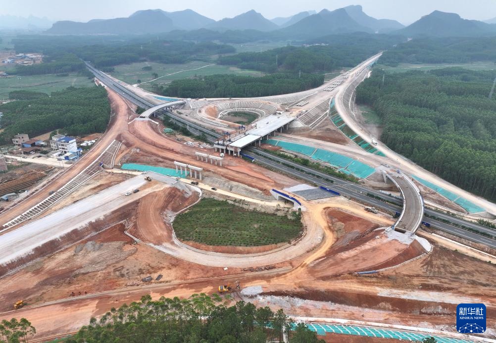 广西：柳覃高速春日施工忙