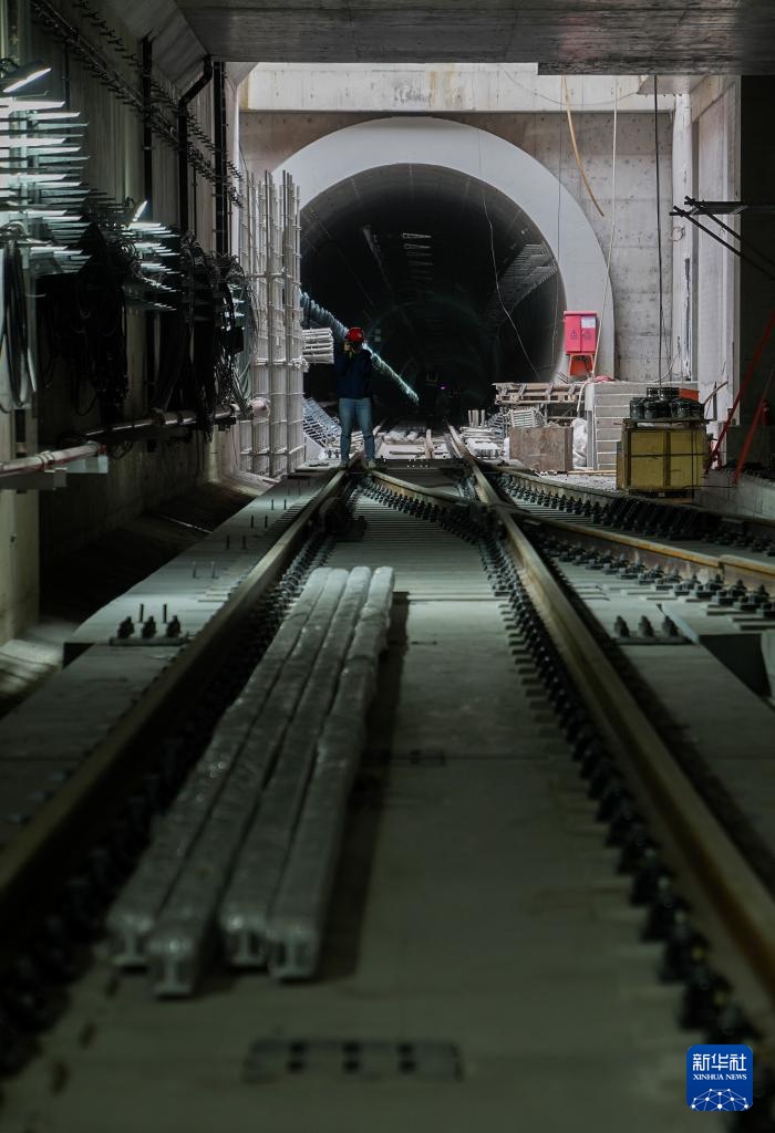 上海首条穿越长江的轨道交通工程实现全线轨道贯通