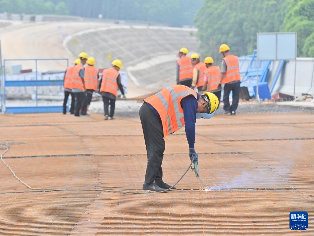 广西：柳覃高速春日施工忙