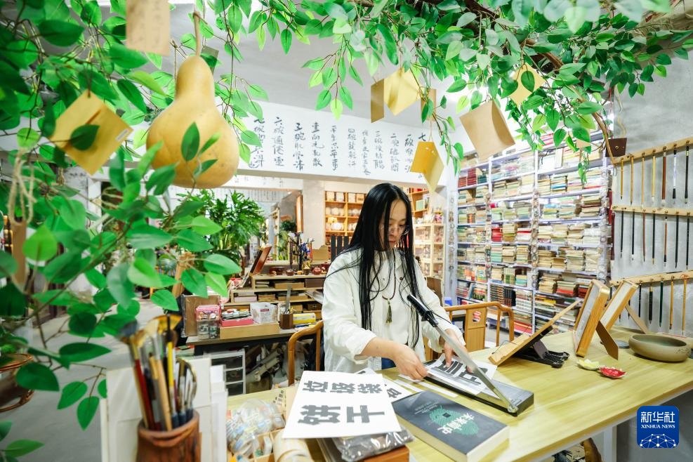 图片故事丨当旧书店遇上“主理人”：纸页虽旧，但通往未来的路常新