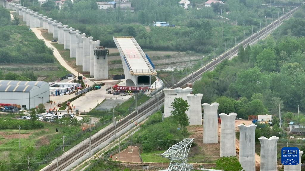 合武高铁跨宁西铁路万吨连续梁成功转体