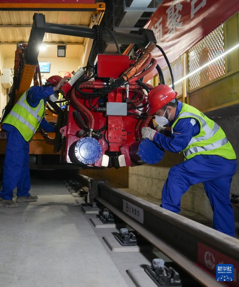 上海首条穿越长江的轨道交通工程实现全线轨道贯通