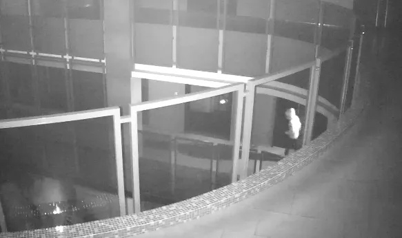 撬不开门，浙江一男子竟从隔壁卫生间天花板打洞进财务室盗窃！警方：已在杭州落网