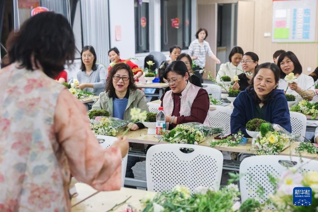 老年夜校打造“饭后一小时”银发族学习平台