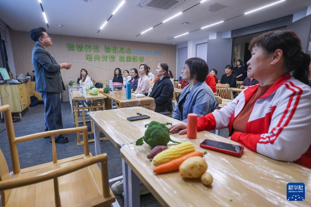 老年夜校打造“饭后一小时”银发族学习平台