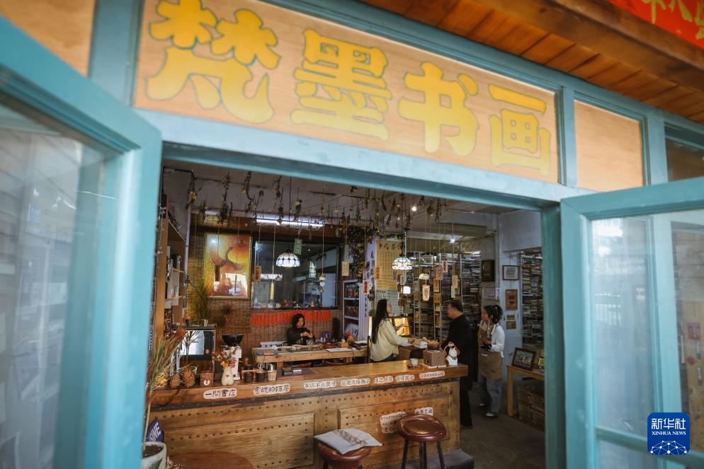 图片故事丨当旧书店遇上“主理人”：纸页虽旧，但通往未来的路常新