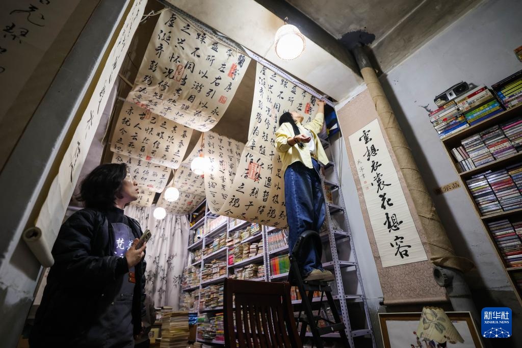 图片故事丨当旧书店遇上“主理人”：纸页虽旧，但通往未来的路常新