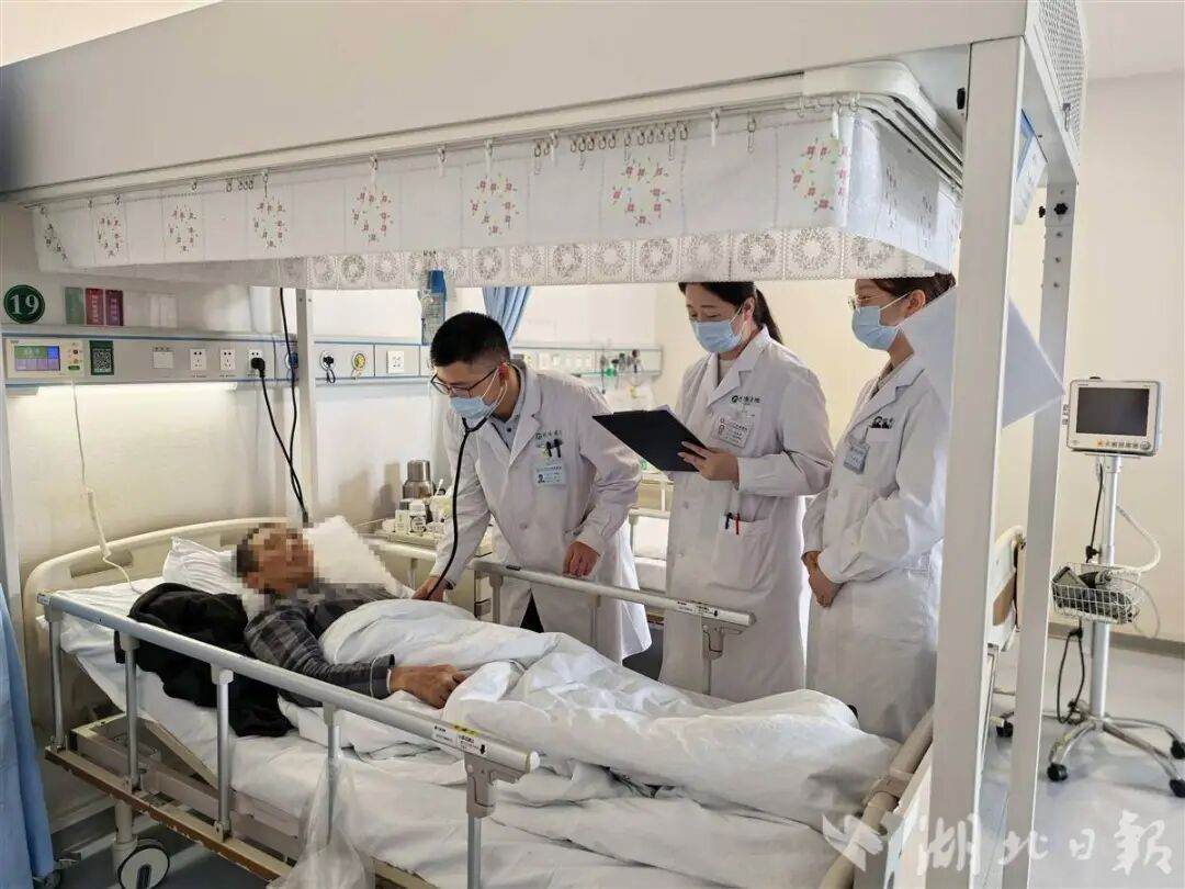 一男子吃冰箱剩菜后，突然高烧不退，意识模糊，几天内生命垂危！紧急提醒