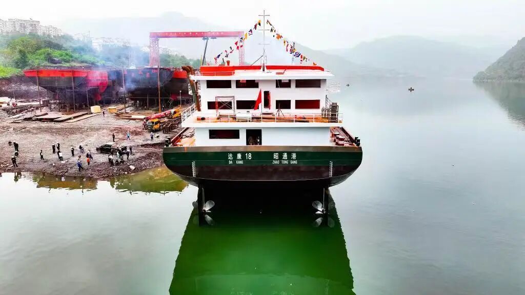 云南首艘万吨级新能源船舶，顺利下水！