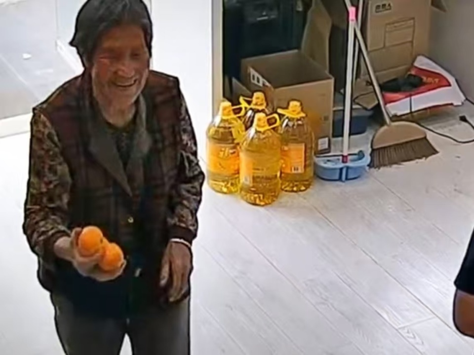 “这种开心无法用金钱来衡量！”洛阳一手机店免费为老人修手机，获赠三颗橘子