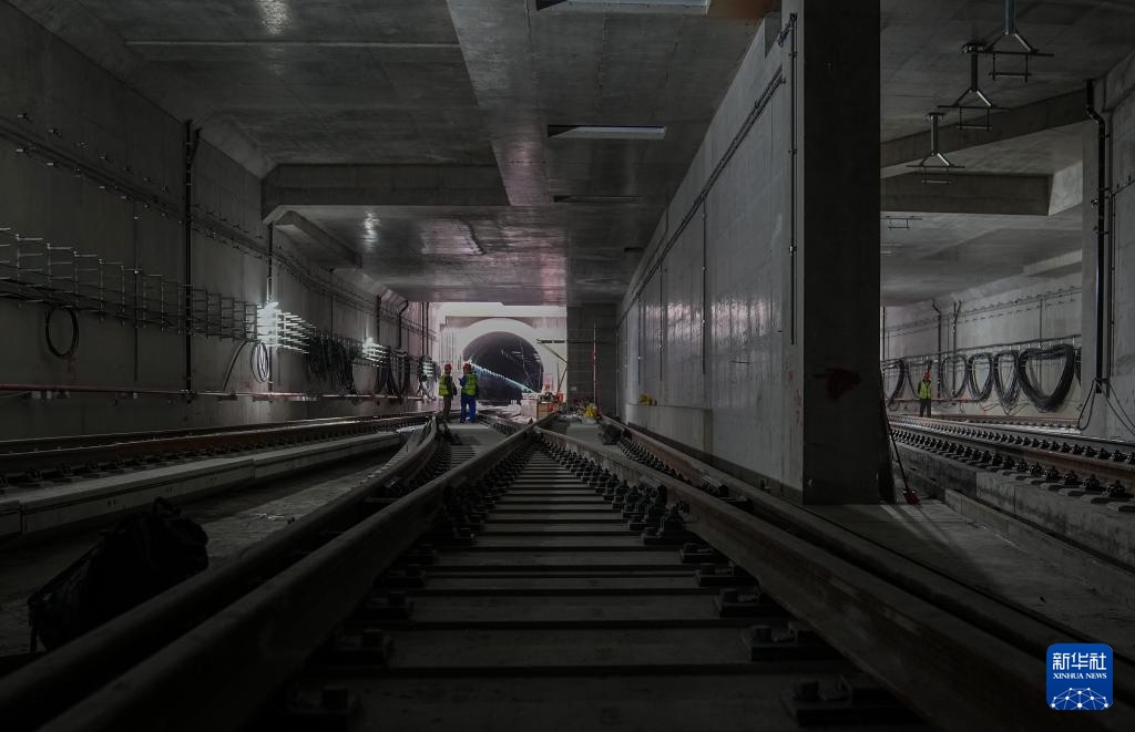 上海首条穿越长江的轨道交通工程实现全线轨道贯通
