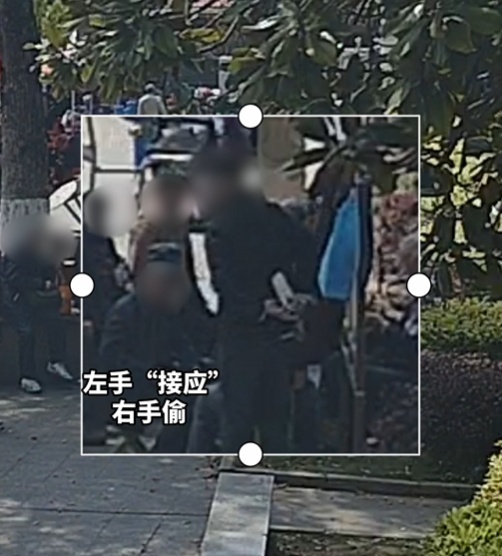 假意观棋，实则做贼！男子在人群中“丝滑”盗走手机