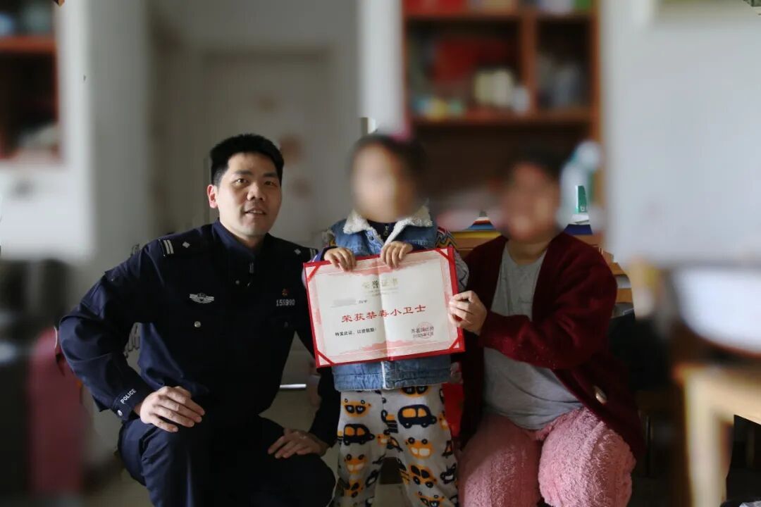 幼儿园小朋友辨出花坛中的罂粟