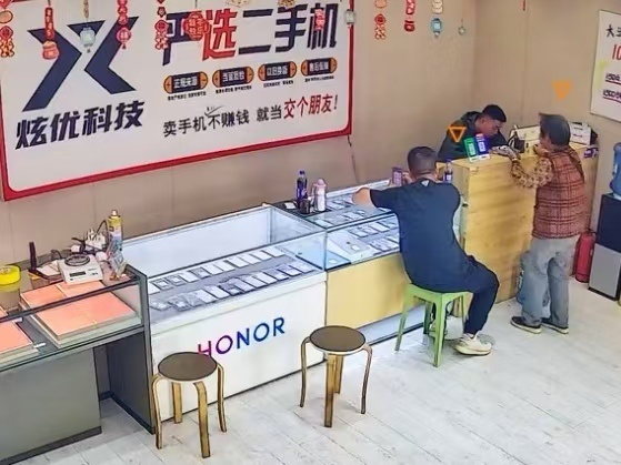 “这种开心无法用金钱来衡量！”洛阳一手机店免费为老人修手机，获赠三颗橘子