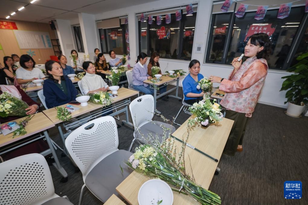 老年夜校打造“饭后一小时”银发族学习平台