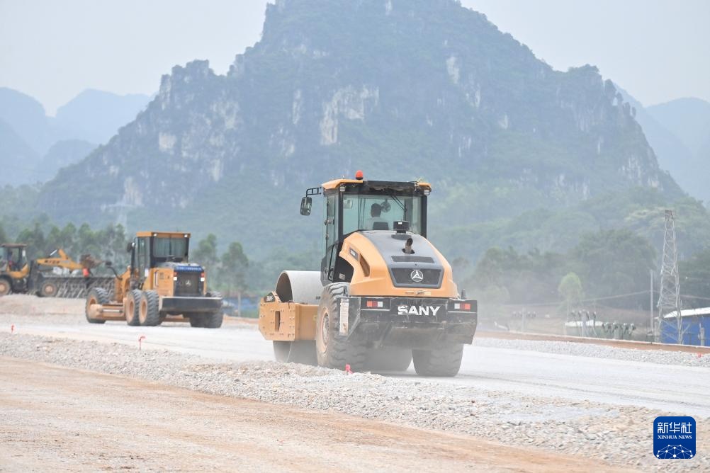 广西：柳覃高速春日施工忙