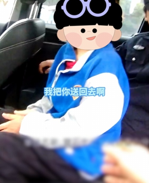 “我勇敢！”警车里，“小男子汉”边哭边给自己打气