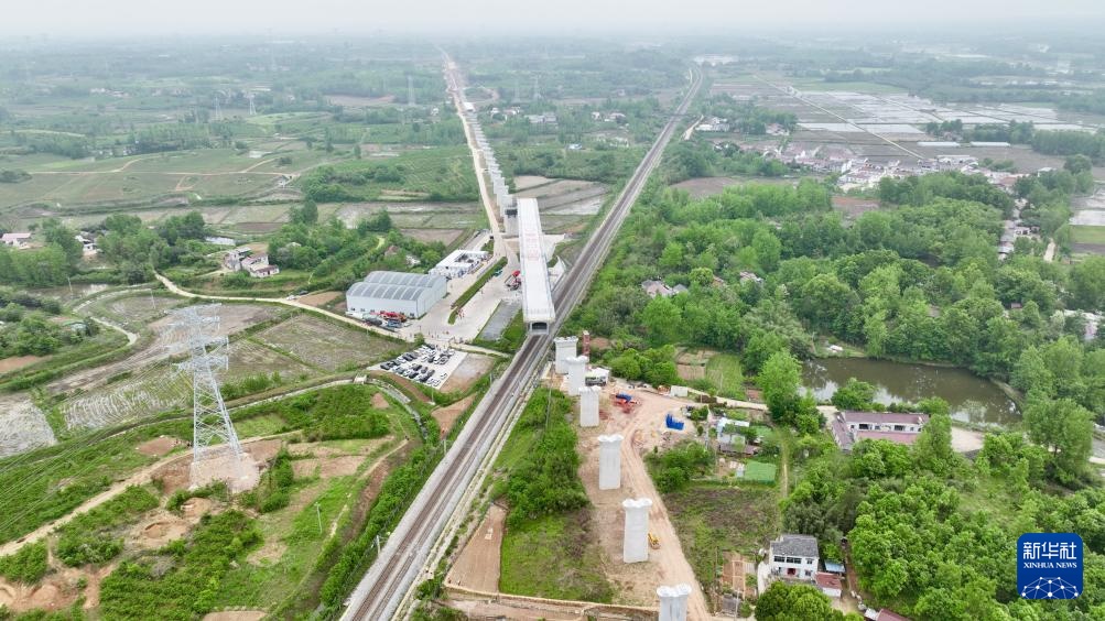 合武高铁跨宁西铁路万吨连续梁成功转体