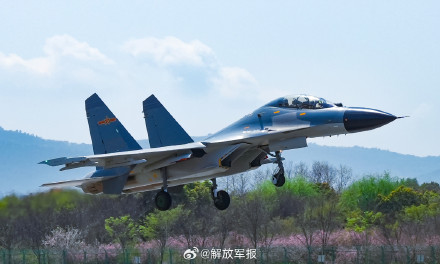 组图上新！空军战机接续升空展开训练