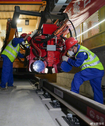 上海首条穿越长江轨道线轨道贯通