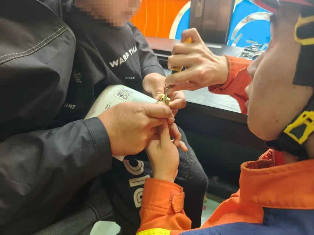儿童手指不慎被卡积木空洞中 大兴消防助脱困
