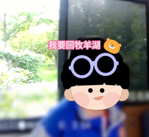 “我勇敢！”警车里，“小男子汉”边哭边给自己打气