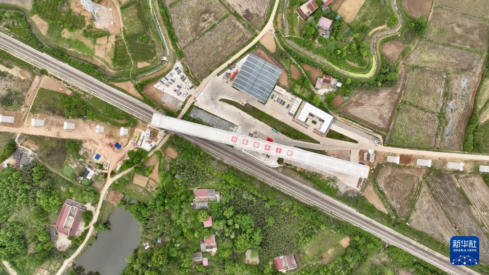 合武高铁跨宁西铁路万吨连续梁成功转体