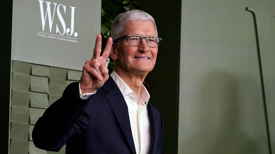 苹果宣布换帅 约翰·特纳斯接棒 库克任职15年间苹果市值增长24倍 年收入破4000亿美元