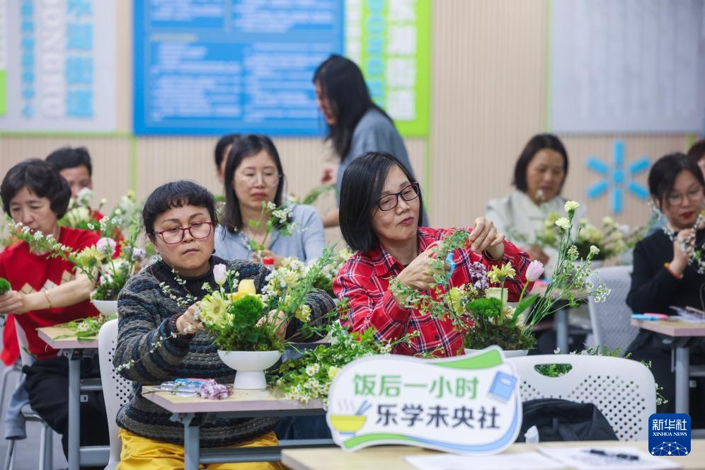 老年夜校打造“饭后一小时”银发族学习平台