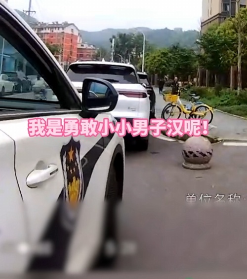 “我勇敢！”警车里，“小男子汉”边哭边给自己打气