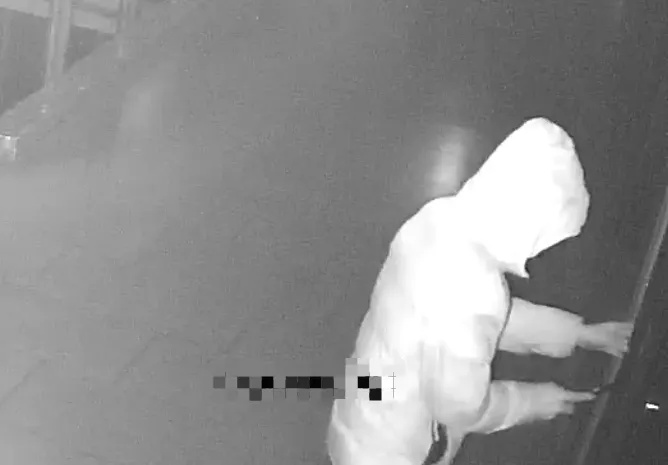 撬不开门，浙江一男子竟从隔壁卫生间天花板打洞进财务室盗窃！警方：已在杭州落网