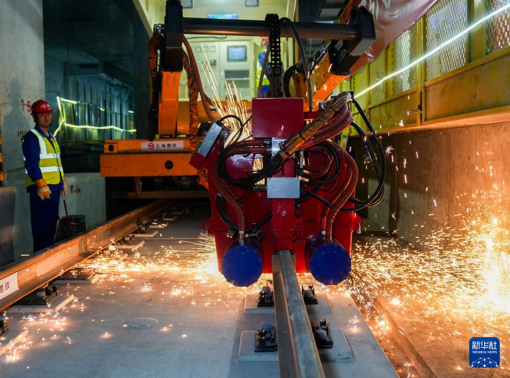 上海首条穿越长江的轨道交通工程实现全线轨道贯通