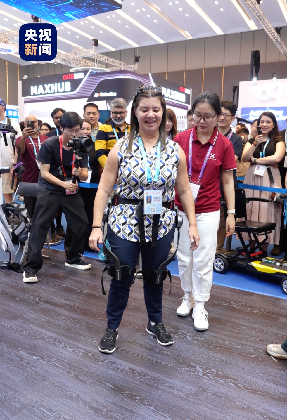 广交会暖心一幕！中国机器人，帮外国友人重新站立行走