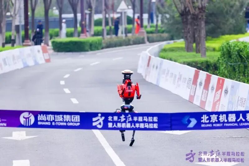 机器人为啥要跑马拉松？想跑得快能不能装个轮子？来自机器人团队的故事——