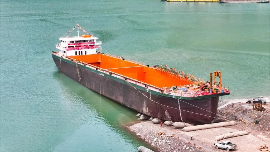 云南首艘万吨级新能源船舶，顺利下水！