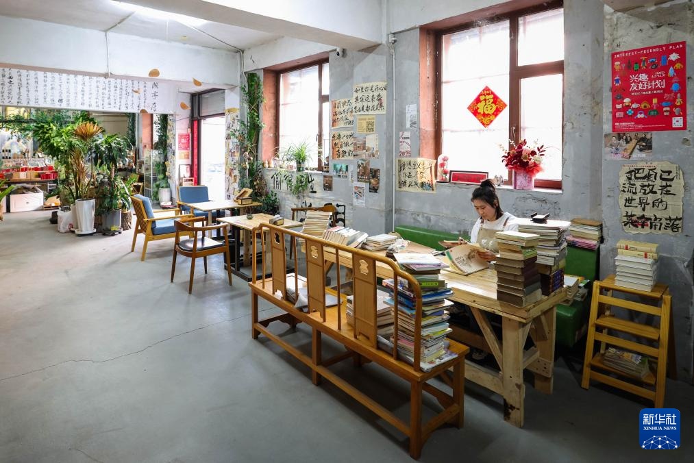 图片故事丨当旧书店遇上“主理人”：纸页虽旧，但通往未来的路常新