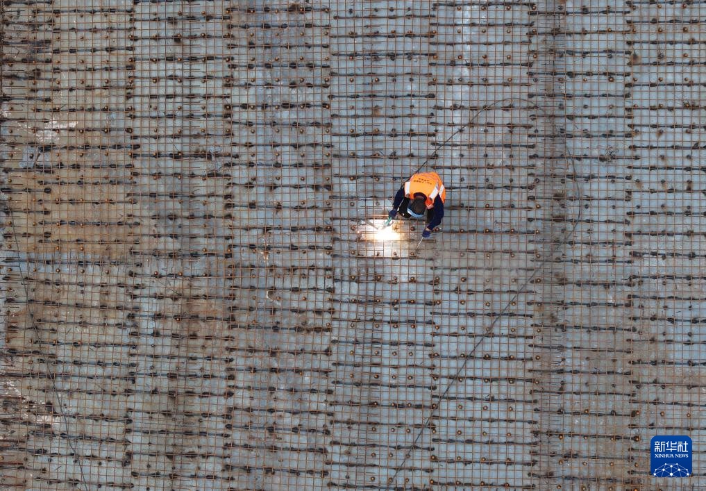 广西：柳覃高速春日施工忙