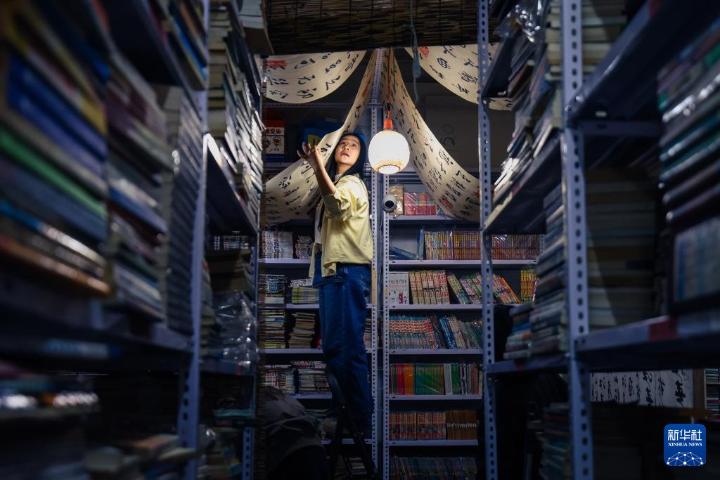 图片故事丨当旧书店遇上“主理人”：纸页虽旧，但通往未来的路常新